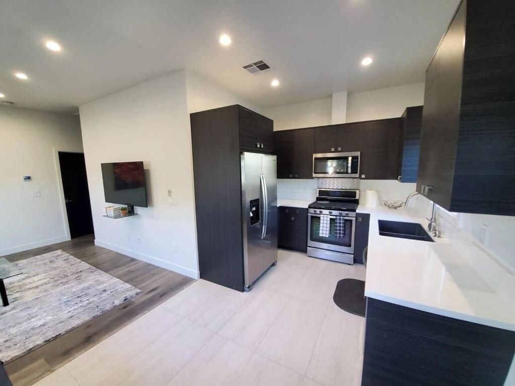 1bed 1full Bath, Full Kitchen, Queen Sofa Bed, Queen Bed, Parking, Ev * Los Angeles