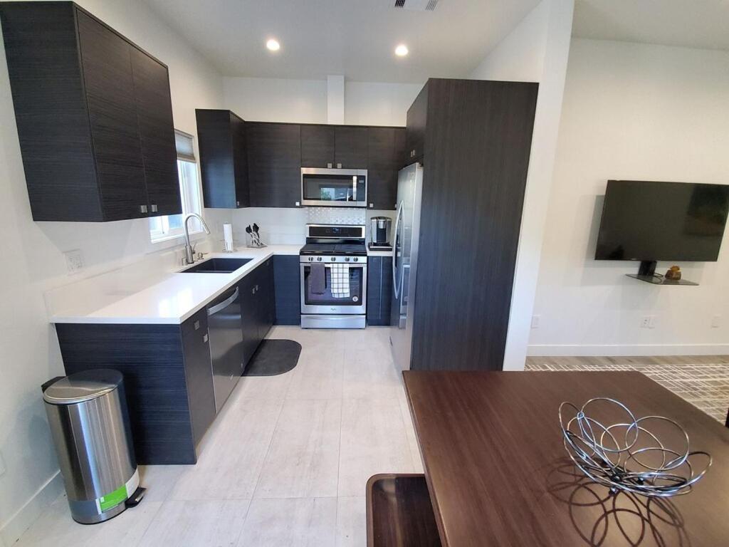 1bed 1full Bath, Full Kitchen, Queen Sofa Bed, Queen Bed, Parking, Ev Apartment Los Angeles